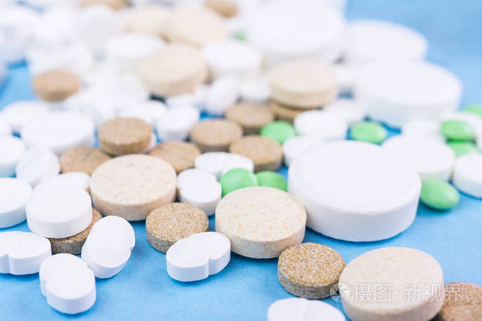 藍(lán)色背景下的醫(yī)藥劑型藝術(shù) 藥丸、片劑、膠囊與栓劑的商業(yè)影像呈現(xiàn)